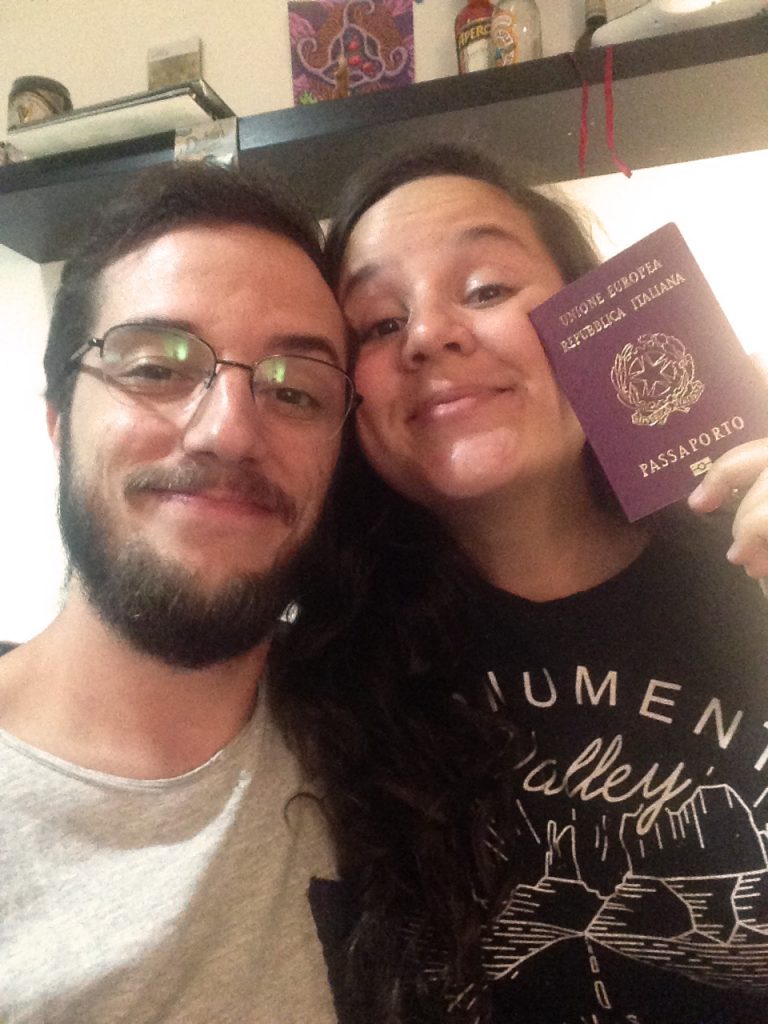 Eu e o Diego quando pegamos o meu passaporte.